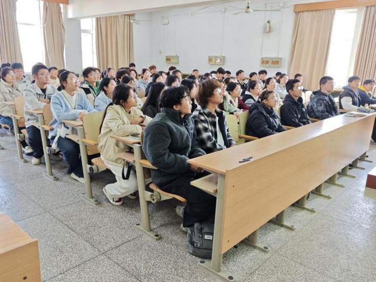 会议室里的人们  AI 生成的内容可能不正确。