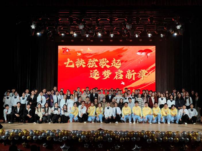 人们在看台上的人和观众 AI 生成的内容可能不正确。